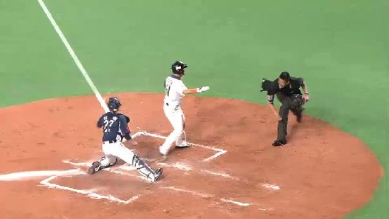 ３回裏２岡ファーストゴロ炭谷ブロック走塁妨害 (3)