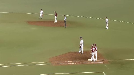 5回表2フォアボール1塁2塁 (1)