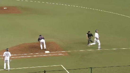 1回裏2メヒアサードゴロ川端好守全力疾走 (3)