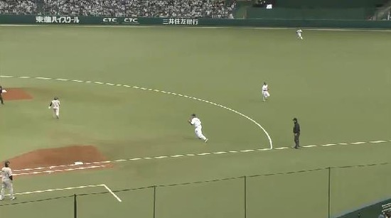 ２回表８糸井ファーストライナー (1)