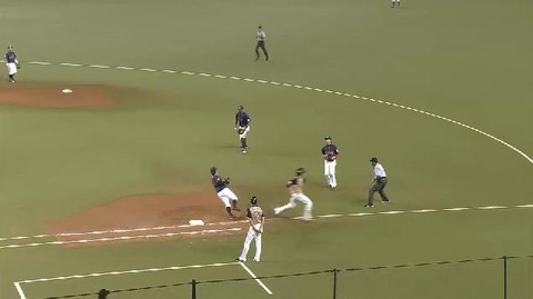 ７回表３西川出塁盗塁 (1)