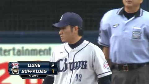 ９回裏５岡田タイムリー２ベース (3)