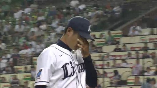 8回表1山田危険球 (4)