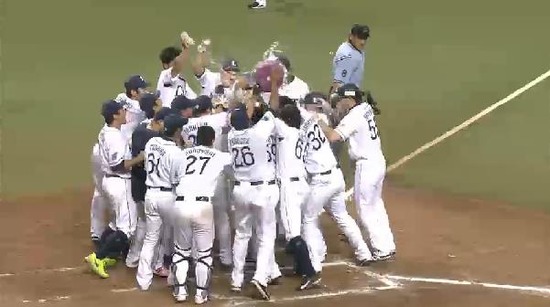 10回裏４中村３ランさよなら (5)