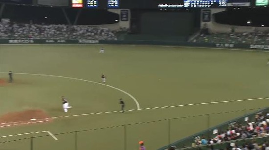 ８回裏３脇谷ヒット１塁３塁 (4)