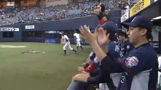 ８回表１秋山214本 (2)