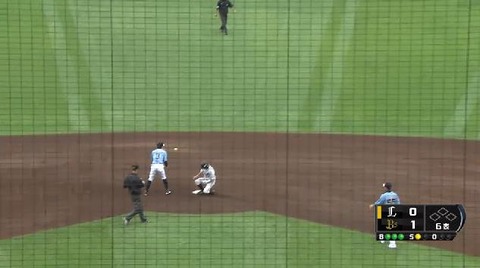 ６回表１渡辺２ベース (1)