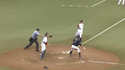 ９回表３安達セーフティースクイズ失敗 (2)