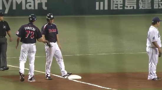 1回表3ツーアウトから川端雄平連打1塁3塁 (1)