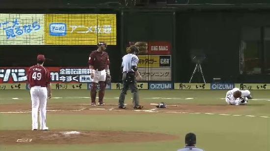 8回裏1浅村デッドボール (1)