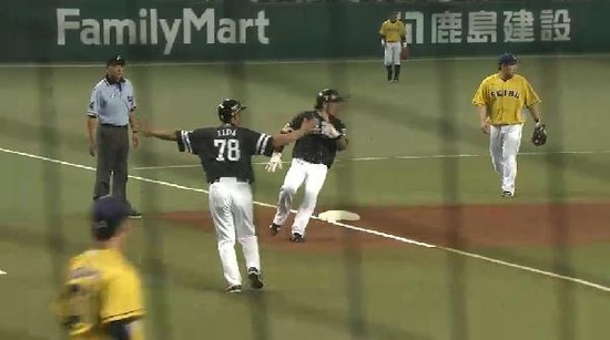 ２回表２松田中村連打 (1)