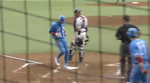 2回裏2脇谷タイムリー2ベース (6)