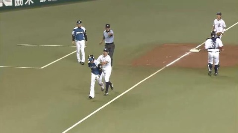 ４回表２中島スクイズ失敗 (1)