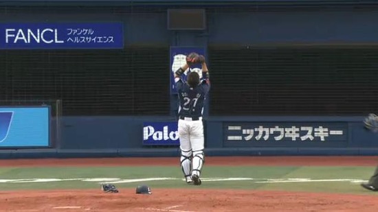 ９回裏２バル捕手フライ (2)