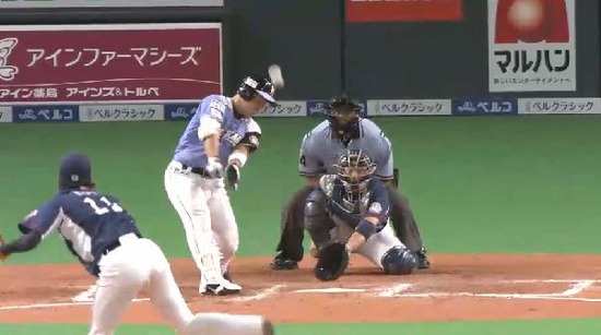 ８回裏１近藤２ベース初ヒット (4)