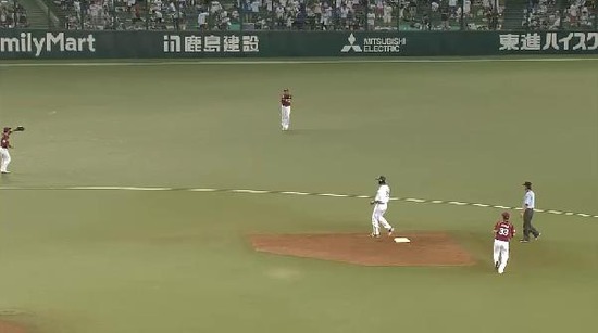 ２回裏１メヒア低い弾道でレフトを抜く (2)