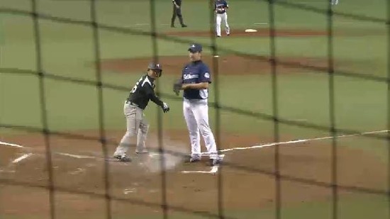 ７回表４荻野スクイズ雄星送球逸れて2点 (3)
