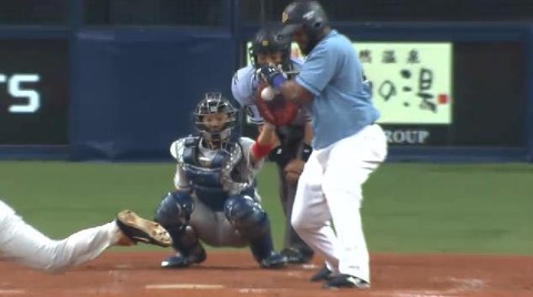 4回裏2ペーニャ四球 (4)