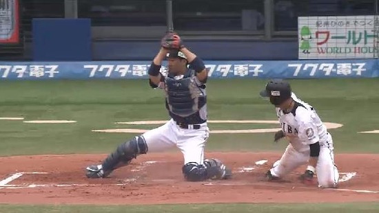 1回裏５デスパイネ投手ゴロホームタッチアウト (3)