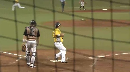 ４回裏２栗山タイムリー (2)