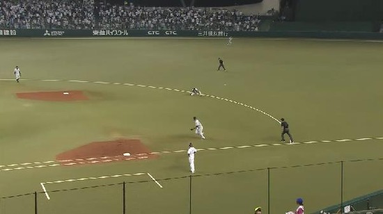 ６回裏１先頭栗山荒木エラー出塁 (2)