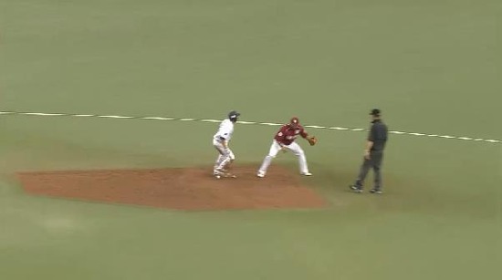 ８回裏１セラテリ来日初ヒット２ベース (1)