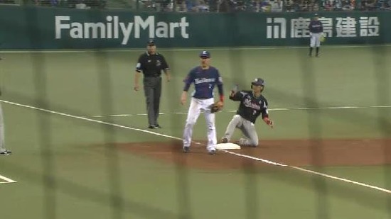 ７回表２フォアボール暴投ノーアウト１塁３塁 (1)
