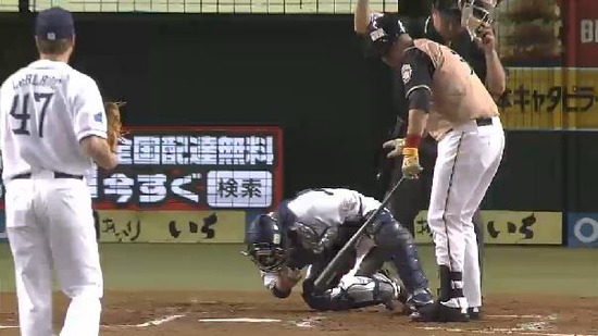 2回表１レアード三振、炭谷側頭部～後頭部に当たる  (2)