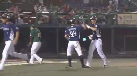 ７回表３浅村３点タイムリー２ベース (2)