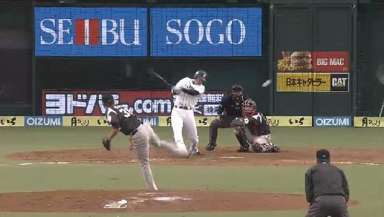 ５回裏２秋山ヒット＆エラー２塁３塁 (2)