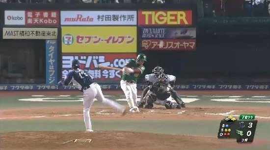 ７回裏５伊志嶺どん詰まりヒット (2)