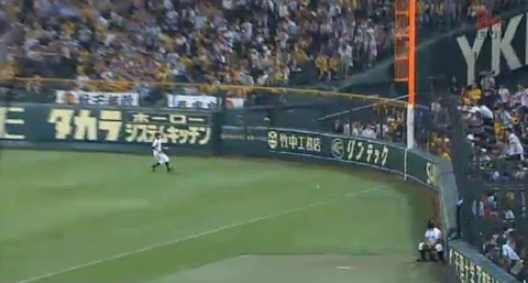 ６回表２炭谷３ベース (2)