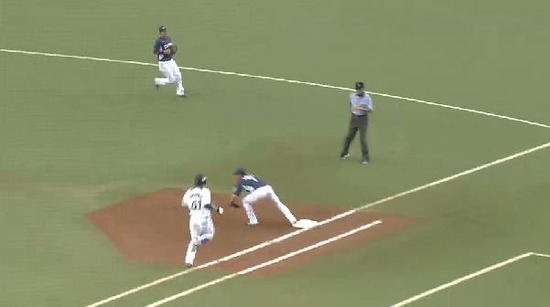 １回表１雄星三者凡退 (1)