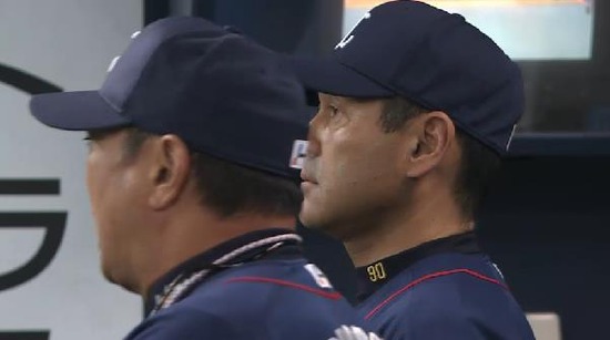 ８回表２浅村バント失敗 (1)