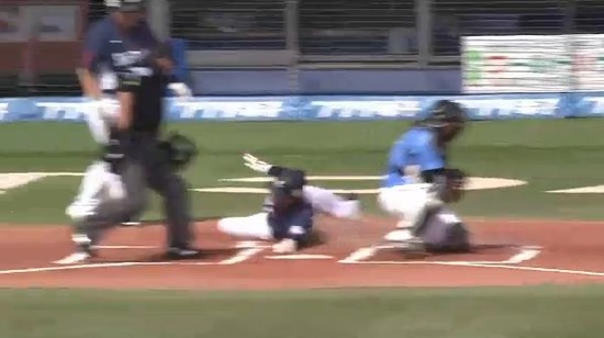 １回表３浅村タイムリー秋山ナイススライディング (2)