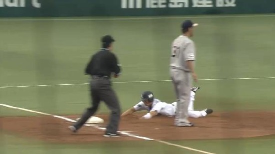 ２回裏４栗山ヒット１塁３塁直人ヘッスラ (4)