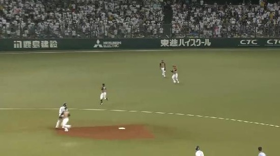 4回裏3秋山平凡なセンターフライ (4)