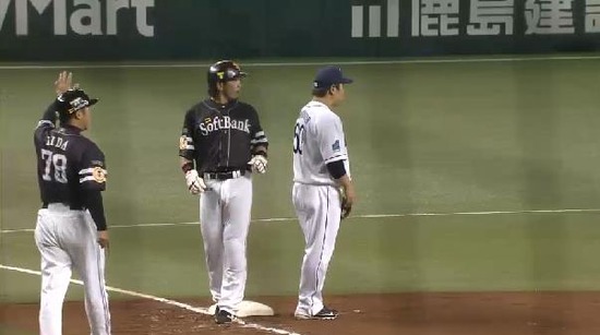 ２回表１松田鶴岡連打１塁３塁 (2)