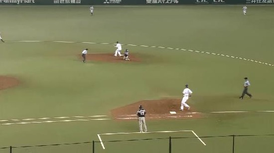 ６回表２連打１塁２塁クルーズショートゴロ (3)