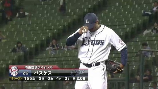 ７回表２バント１アウト２塁バスケス (1)