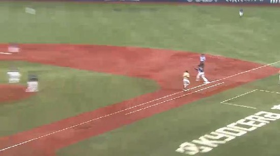 １回裏３糸井内野ゴロ２アウト (2)