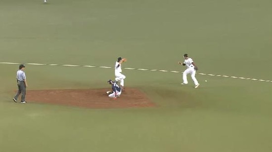 2回裏１フォアボールとエラー１塁２塁