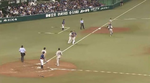 １０回裏７炭谷スクイズ失敗 (2)