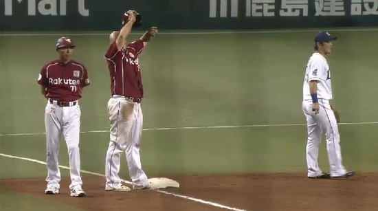 11回表1バスケスヒットバント2塁山崎ヒット1アウト1塁3塁 (4)