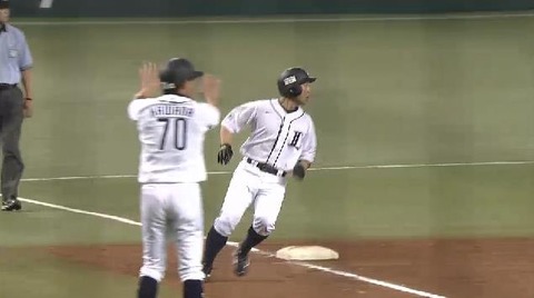 ９回裏３秋山ヒット満塁 (2)