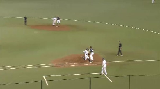 ８回裏２斉藤バント代打脇谷 (1)