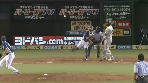 4回表2安達盗塁失敗 (1)