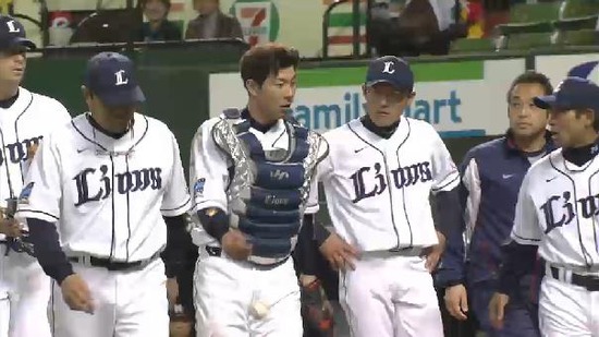 2回表１レアード三振、炭谷側頭部～後頭部に当たる  (4)