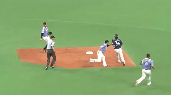 ８回表３栗山ゲッツー (2)