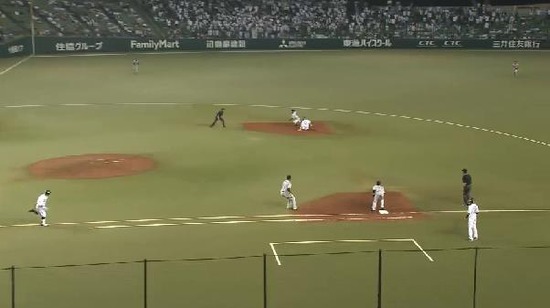 ８回裏３栗山バント失敗併殺 (3)